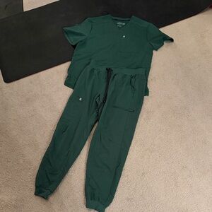 Fabletics Forest Green scrub Set women’s size large set